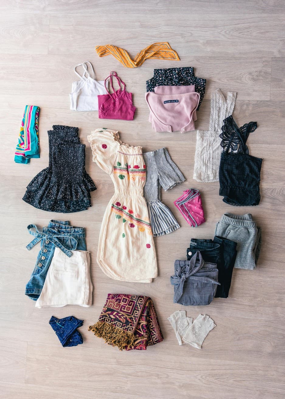 Sélection de vêtements présentés à plat
