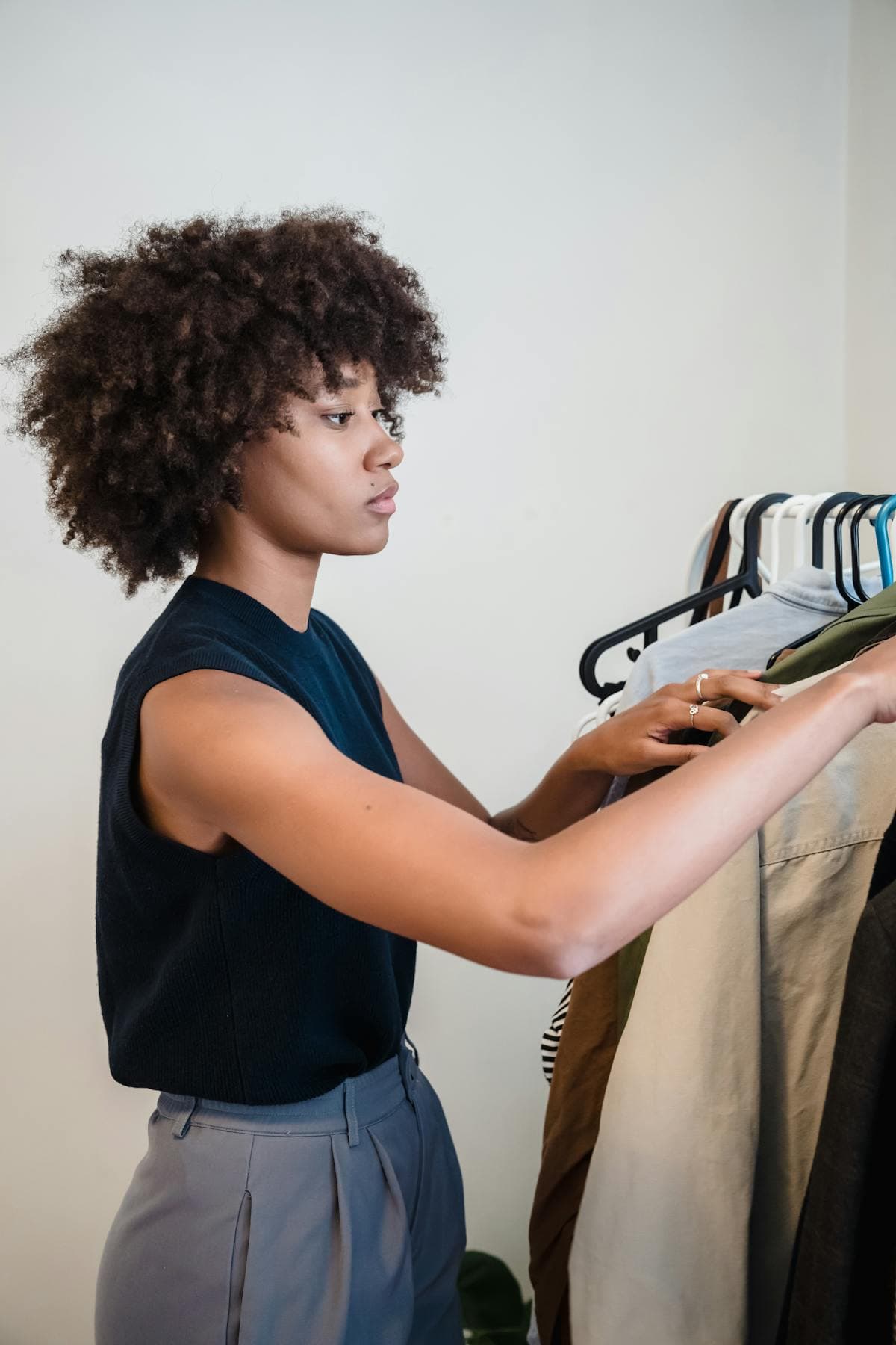 Femme choisissant des vêtements sur un portant