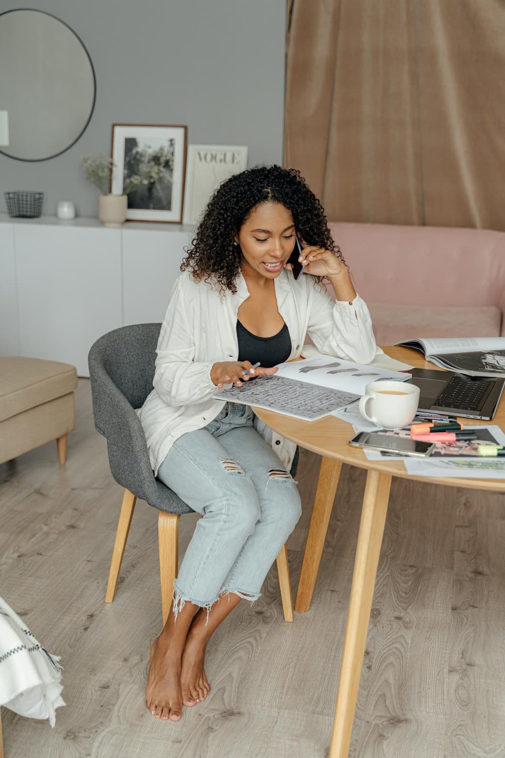 Femme utilisant un ordinateur portable et un smartphone