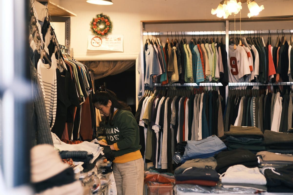 Femme travaillant dans une boutique de vêtements