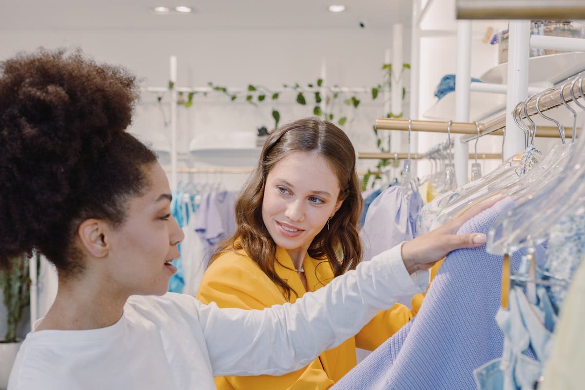 Femmes dans une boutique de vêtements