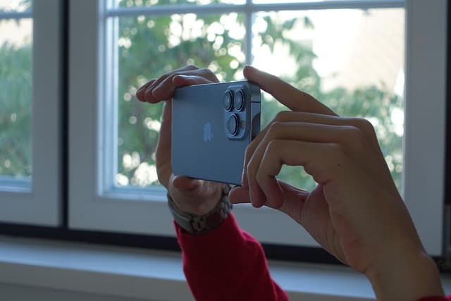 iPhone 13 Pro tenu à la main