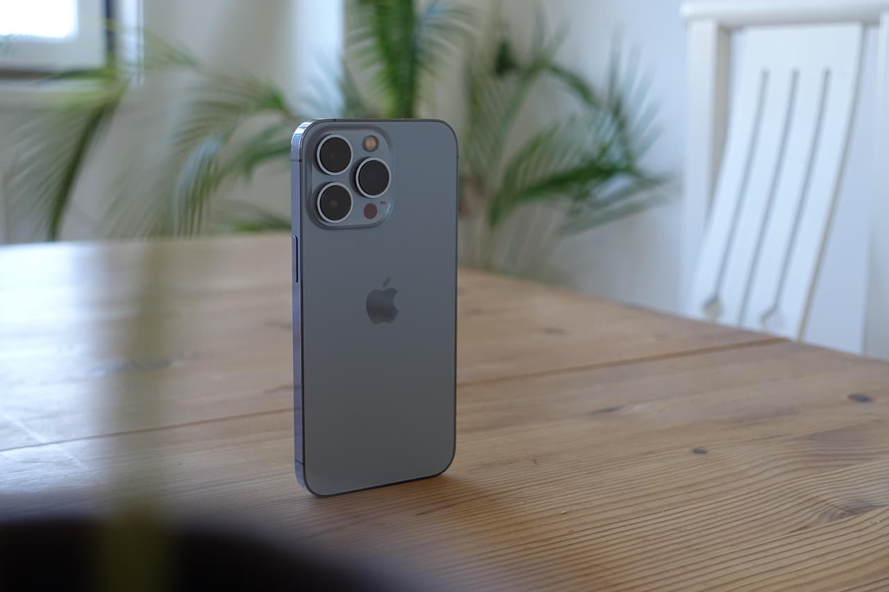iPhone 13 Pro gris présenté debout